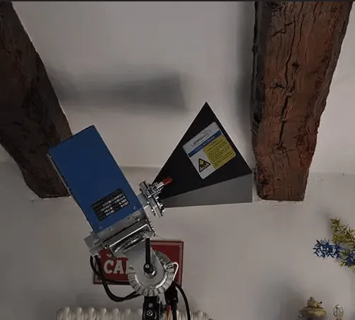 Foto di un cabinato a microonde per eliminare i tarli